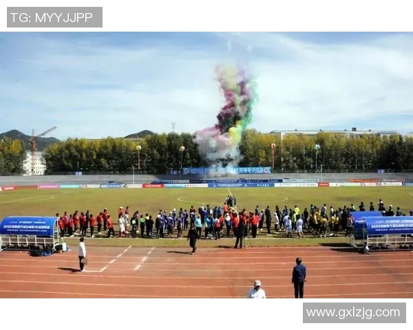 中韩足球明星赛在上海激情开赛球迷共庆友谊与竞技的盛宴 中韩足球明星赛在上海激情开赛球迷共庆友谊与竞技的盛宴